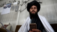 طالبان نے حکام کو اسمارٹ فون استعمال کرنے پر پابندی لگادی۔ انسانی حقوق کی تنظیمیں کیا کہتی ہیں؟