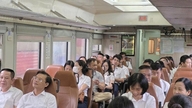 Que transporte le « train Bach Mai » qui achemine 1 200 médecins et infirmières entre Hanoï et Ninh Binh ?