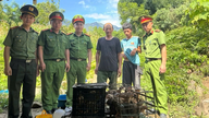 Polis komune Phong Du Thuong sedang menyokong mata pencarian isi rumah miskin dan menyebarkan gerakan emulasi "Tiga Terbaik".