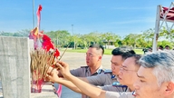 Agentes da Guarda Civil da cidade de Da Nang oferecem incenso no Monumento à Heroína Mãe Vietnamita.
