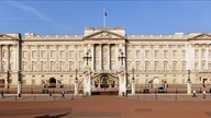 Per la prima volta in quasi 200 anni, il monarca britannico non si trova a Buckingham Palace.
