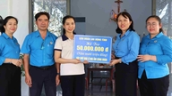 Persekutuan Kesatuan Buruh Wilayah Quang Ngai menyerahkan "rumah tajaan kesatuan" kepada ahli kesatuan.