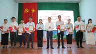 Yksi Ho Chi Minh Cityn kunta maksoi tuet etuajassa, ja jotkut osa-aikaiset virkamiehet saivat yli 300 miljoonaa Vietnamin dongia.