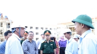 Les dirigeants de la province de Lam Dong inspectent l'avancement des travaux de construction d'un internat à plusieurs niveaux dans la zone frontalière.