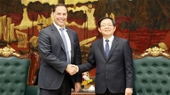 Vicepremierminister Ho Quoc Dung modtager forsyningskædedirektøren for Coherent Group (USA).