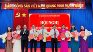 Distrik Dien Hong mengumumkan dan menyampaikan keputusan pengangkatan pejabat.