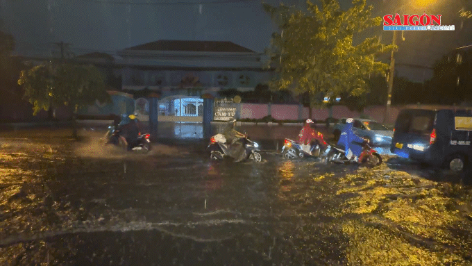 Ho Chi Minh-byen har 34 veier som oversvømmes under kraftig regn og høyvann.