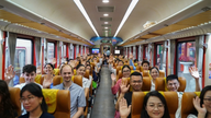 最初の「バクマイ列車」は、500人以上の医師と看護師をニンビン施設まで輸送した。