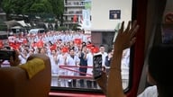 Působivý „vlak Bach Mai“ přepravuje lékaře a zdravotní sestry z Hanoje do pobočky Ninh Binh za prací.