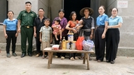 De grenswachten van Lao Cai volgen naar de huizen in het grensgebied.