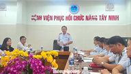 Tay Ninh inspicerer personalets arbejde.