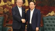 El viceprimer ministro Le Tien Chau recibe al asesor especial de la Alianza Parlamentaria de Amistad Japón-Vietnam.