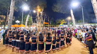 Quarenta artesãos da vila de Pleiku Roh apresentaram música de gongos na Praça Dai Doan Ket.