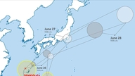 Japan bereidt zich voor op de gelijktijdige reactie op twee tropische stormen.