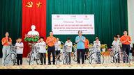 থুং নাই কম্যুনের সুবিধাবঞ্চিত শিক্ষার্থীদের সাইকেল দান।