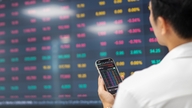 Hampir 60% saham bank pulih secara positif, dengan jutawan Pham Nhat Vuong membeli saham berprestasi paling kukuh.