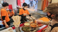 Vietnamci v japonské kuchyni „udržují plamen při životě“.