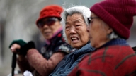 China: Peste 100 de vârstnici au fost înșelați pentru 1,5 milioane de dolari într-o schemă de „detoxifiere intestinală pe bază de sos de soia”.