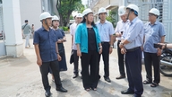 La vice-présidente du Comité populaire provincial, Nguyen Thi Be Muoi, inspecte l'avancement des travaux de construction à l'hôpital Nguyen Dinh Chieu.