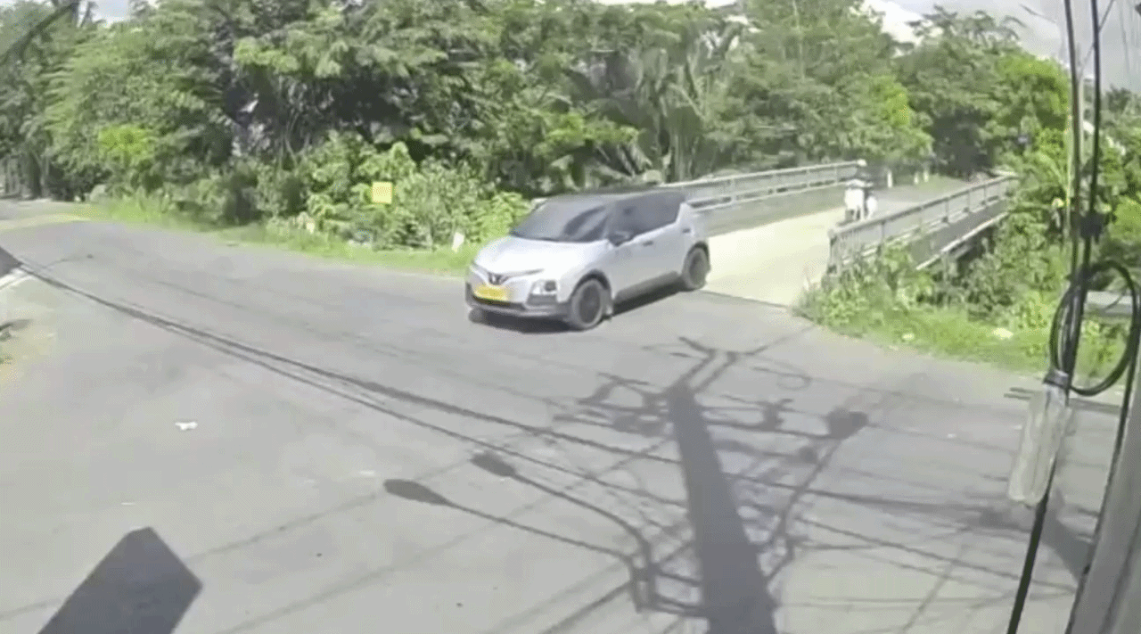 Video: Motorcykel med skrymmande material kör in genom bilrutan.