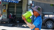 Muncitorii din centrul Vietnamului se luptă să-și câștige existența în condiții de căldură excepțional de intensă.