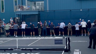 Maç sırasında elektronik skor tahtası düşerek pickleball oyuncusuna çarptı.
