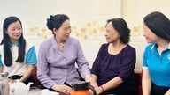 Ketua Persatuan Wanita Vietnam, Le Thi Thuy, memberikan penghormatan kepada para anggota regu 11 gadis pemberani di Sungai Perfume.