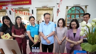 Pertandingan "Hidangan Keluarga yang Hangat dan Penyayang" di komune Dan Phuong berlangsung meriah dan bermakna.