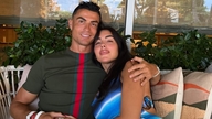 Ronaldo trifft nach dem Brechen eines Weltrekords seine Model-Ehefrau wieder.