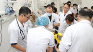 Mais de 1.800 pessoas visitaram a filial do Hospital Bach Mai em Ninh Binh para exames no seu primeiro dia de funcionamento.