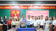 Dong Hai Ward signerer en samarbeidsavtale for publisitet med Khanh Hoa avis og radio og fjernsyn.