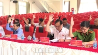 Dewan Rakyat komune Krông Búk mengesahkan resolusi tentang reorganisasi desa dan dusun.