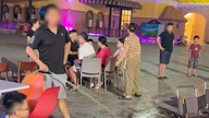 警察は、クア・ロビーチで観光客にホースで水を浴びせた男の事件を捜査している。