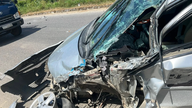 Un véhicule de formation perd une roue et se retrouve détruit à l'avant après une collision avec une grue.
