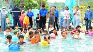 Distrik Ha Tien menyediakan pelajaran berenang gratis untuk lebih dari 50 anak dan remaja.