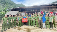 Trao tặng 12 téc nước cho hộ có hoàn cảnh khó khăn xã Cán Tỷ