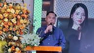 Herra Do Thanh Nhan esiintyy sijoittaen 2 000 miljardia Vietnamin dongia puiden istuttamiseen ja kerrostalojen rakentamiseen...