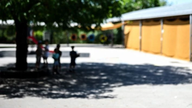 Tusentals skolor i Frankrike stänger på grund av rekordvärme.