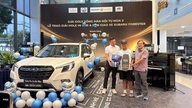 Un golfista quindicenne si è distinto con una buca in uno, vincendo una Subaru Forester del valore di 939 milioni di VND.