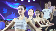 약 1,000명의 사람들이 자정까지 "청소년" 콘서트를 위한 리허설을 진행했습니다.