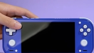 Anbernic RG 55G1 avslöjad i verklighetsvideo: Design liknar Switch Lite och har analoga spakar med Hall-effekt.