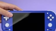 Et nærmere kig på Anbernic RG 55G1: Imponerende 2,5D-glasdesign og Hall-effekt-joystick.