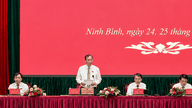 Sesi tanya jawab pada pertemuan tengah tahun reguler Dewan Rakyat Provinsi Ninh Binh, periode ke-16. Mewujudkan tujuan menjadikan Ninh Binh sebagai kota yang dikelola secara terpusat.