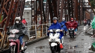 Vietnam Utara mengalami ribut petir, dengan suhu yang lebih sejuk.
