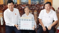 People who rendered meritorious services in Hai Phong were awarded 5.5 million VND on the occasion of War Invalids and Martyrs Day.