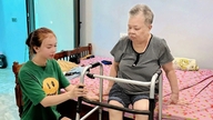 Wanita yang telah bercerai itu masih mengalu-alukan kembali bekas ibu mertuanya ke kampung halamannya untuk menjaganya.