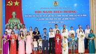 Ninh Binh 22 példaértékű munkás-, köztisztviselő- és munkáscsaládot tisztel meg.
