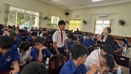 칸화성의 청년 조합원들과 학생들이 인공지능을 '과외 선생님'으로 활용하는 방법을 배우고 있습니다.