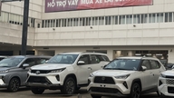 27 Haziran'da Ho Chi Minh Şehri pazarında: İkinci el otomobillerde on milyonlarca VND'lik fiyat indirimleri görüldü; rambutan ve durian mevsimi fiyatları düşürdü.