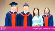 ในชั้นเรียนมีนักเรียนที่ได้คะแนนสูงสุดสามคนในชั้นมัธยมศึกษาปีที่ 4 ครูผู้สอนได้เปิดเผยความเหมือนกันที่น่าประหลาดใจอย่างหนึ่ง